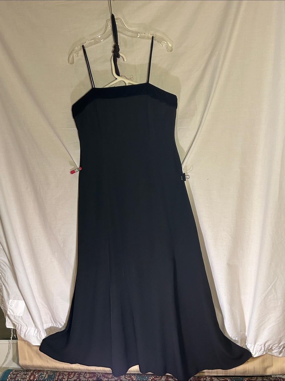 Velvet Trimmed Elegant Mermaid Cut Formal Gown W/ Spaghetti Straps. Size 12